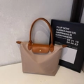 Borsa tote in nylon kaki chiaro con manici in pelle marrone e fibbia in metallo oro - Cachi