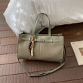Détail d'un sac cabas tissé vert sauge avec breloque en perles de bois naturel - Avec Pendentif / Vert
