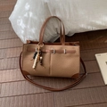 Détail du sac cabas marron texturé avec pendentif en perles et boucle élégante - Avec Pendentif / Marron
