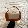 Detalle del bolso cuadrado patchwork retro con cuero marrón y texturas de tela tejida beige - Marrón