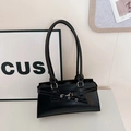 Minimalistische schwarze Leder-Achseltasche mit dekorativem Riemen und Silberösen - Schwarz