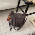 Dettaglio della borsa a tracolla vintage in pelle scamosciata marrone con cuciture a contrasto - Caffè senza Ciondolo
