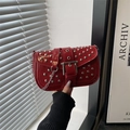 Punk rode laklederen vierkante tas met zilveren klinknagels en metalen ketting - Rood