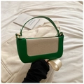 Detalle de bolso bandolera verde de polipiel con panel tejido beige y cremallera dorada - Verde