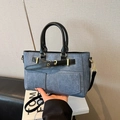 Chique retro blauwe denim handtas met zwart lederen rand en gouden metalen gespen - Blauw en Zwart