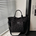 Borsa tote nera jacquard floreale con tracolla larga e tasche multiple - Nero