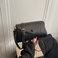 Borsa a tracolla nera retrò minimalista con tracolla larga e pelle testurizzata - Nero