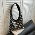 Borsa hobo punk nera con borchie argentate in pelle lucida stile gotico chic - Nero