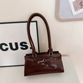Dunkelbraune Retro-Achseltasche mit Öl-Wachs-Leder-Textur und Doppel-Schultergurten - Braun