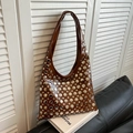Borsa a spalla punk vintage marrone con borchie argentate e trama in pelle - Marrone