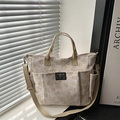 Borsa tote in tela bianco crema con motivo floreale jacquard e tracolla larga regolabile - Cachi