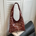 Borsa hobo punk rosso scuro con borchie metalliche argentate su ecopelle lucida - Rosso