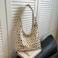Borsa hobo bianco crema con borchie rotonde argentate e grande tracolla da spalla - Bianco