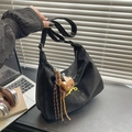Borsa tote nera opaca alla moda con ciondolo a forma di orso e nappine colorate - Con Ciondolo / Nero
