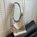 Sac hobo argenté avec clous métalliques et large bandoulière au style minimaliste - Argent