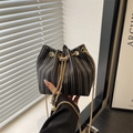 Elegante schwarz-weiße Tweed-Beuteltasche mit Goldkette und Perlen-Kordelzug-Details - Schwarz