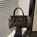 Dunkelbraune matte Ledertasche im Vintage-Minimalismus mit Umhängegurt für Damen - Braun