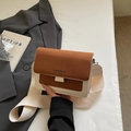 Bolso bandolera retro bicolor en cuero marrón y beige con correa ancha de tela - Marrón