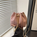 Rosa-graue Tweed-Beuteltasche mit goldener Kette, Kordelzug und Perlenanhänger - Rosa