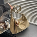 Borsa hobo kaki in morbida pelle PU con tracolla regolabile e ciondolo a orsetto - Con Ciondolo / Cachi