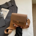 Bolso bandolera cuadrado en contraste marrón y caqui con correa ancha y letras - Caqui