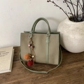 Detalle del bolso de mano tejido verde aguacate con colgante de flecos y asas de cuero - Con Colgante / Verde