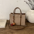 Detalle del bolso tote vintage con textura tejida y adornos decorativos de cuentas de madera - Con Colgante / Marrón