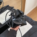 Mini borsa a tracolla in pelle verniciata nera con manico integrato e dettagli logo - Nero