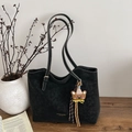 Minimalistische schwarze Tragetasche aus mattem Leder mit Goldtext und Bärenanhänger - Mit Anhänger / Schwarz