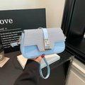 Lichtblauwe crossbodytas met grijze geweven textuur en gouden geometrische sluiting - Blauw
