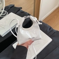 Mini borsa a tracolla in pelle verniciata bianca lucida con manico e dettaglio logo - Bianco