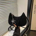 Elegante borsa hobo in pelle scamosciata nera con ciondolo a fiocco argento - Nero