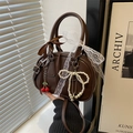 Dunkelbraune Boston-Tasche mit Schleifen, Kirsch- und Perlenanhängern für Damen - Mit Anhänger / Braun