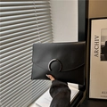 Cartera de sobre en cuero negro minimalista con cierre metálico de herradura - Negro