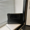 Sac à main minimaliste en cuir noir avec clous métalliques carrés et finition mate - Noir