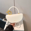 Bolso de montura blanco semicircular con aro dorado y textura de cuero granulado - Blanco