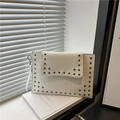 Pochette enveloppe en cuir blanc avec clous carrés gris foncé et dragonne amovible - Blanc
