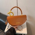 Bolso de hombro caramelo con asa de metal dorado trenzado y correa ajustable - Marrón