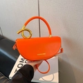 Bolso bandolera naranja vibrante con asa circular y detalles metálicos dorados - Naranja