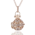 Nahaufnahme der roségoldenen Klangkugel mit funkelnden Kristallen und feiner Metallkette - Goldene Aromatherapie-Halskette (Mit 5 Baumwollbällen Und 1 Lavastein)