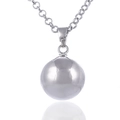 Collana con pendente a sfera d'argento lucido e catena Rolo su sfondo bianco minimale - Stile Argento Con Collana di Metallo
