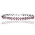 Détail du bracelet argenté avec strass roses et fermoir à charnière sécurisé - Rose rouge