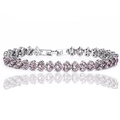 Vue macro détaillée du bracelet de mariée en argent avec trois rangées de cristaux roses - Rose Clair