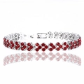 Vue macro détaillée du bracelet trèfle en argent avec grappes de cristaux rouges vifs - Rouge