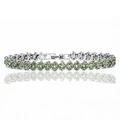 Détail d'un bracelet de luxe argenté orné de trèfles à quatre feuilles en cristal vert olive - Vert clair