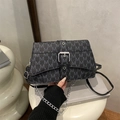 Schicke schwarze Umhängetasche mit grauem M-Monogramm und silberner Kette - Schwarz