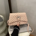 Rosa Umhängetasche mit M-Monogramm-Muster und silberner Gliederkette für Damen - Rosa