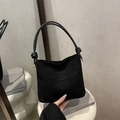 Minimalistische schwarze Wildleder-Eimertasche mit Knotengriff und goldenen Metalldetails - Schwarz