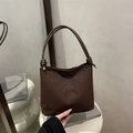 Braune Wildleder-Achseltasche mit stilvoller Bestickung und elegantem Knotengriff - Braun