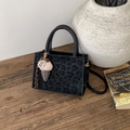 Sac bandoulière noir imprimé léopard avec texture pelucheuse et breloque glace mignonne - Avec Pendentif / Noir